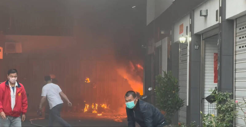 燒金紙釀禍?台南歸仁民宅大火毀4車 1男輕灼傷、1女嗆傷送醫