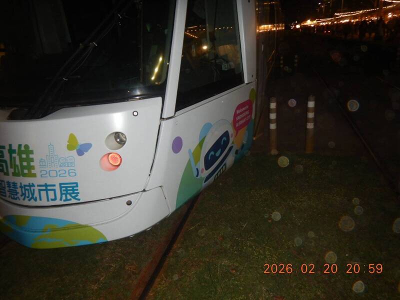 少年與高雄輕軌列車擦撞 影響運行逾半小時