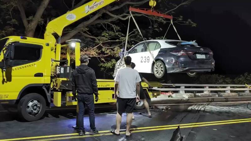 台東酒醉路倒男跳進警車 開40餘公里、警開2槍車禍被逮