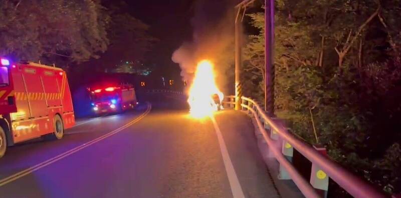 消防人員抵達現場時，起火車輛已陷入火海。（圖由讀者提供）