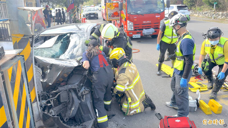 自小客自撞，車門卡死。（記者劉人瑋攝）