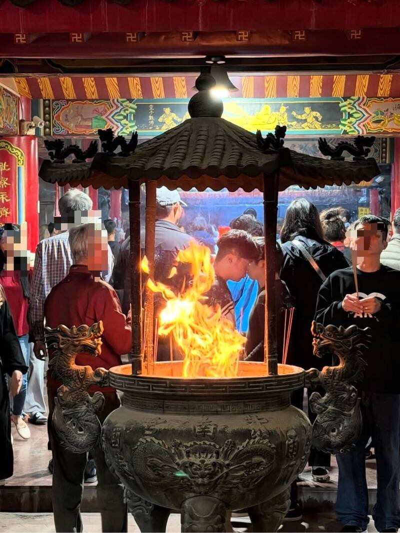 紫南宮春節發爐現馬形 廟方:土地公歡喜庇佑 網友歪樓引笑料