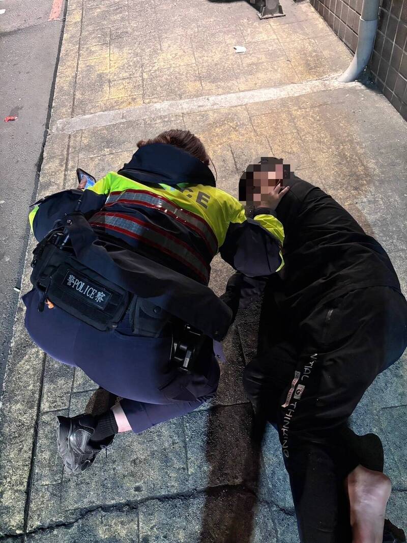 春節喝酒HIGH過頭 男子深夜倒臥街頭暖警助返家