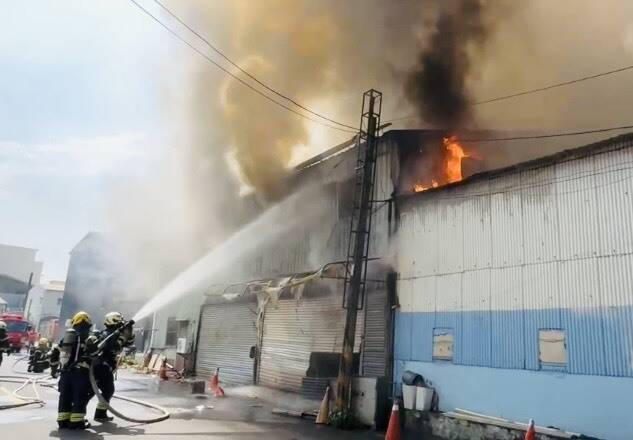 嘉市鐵皮倉庫火警無人受困 消防人員四面灌救防延燒