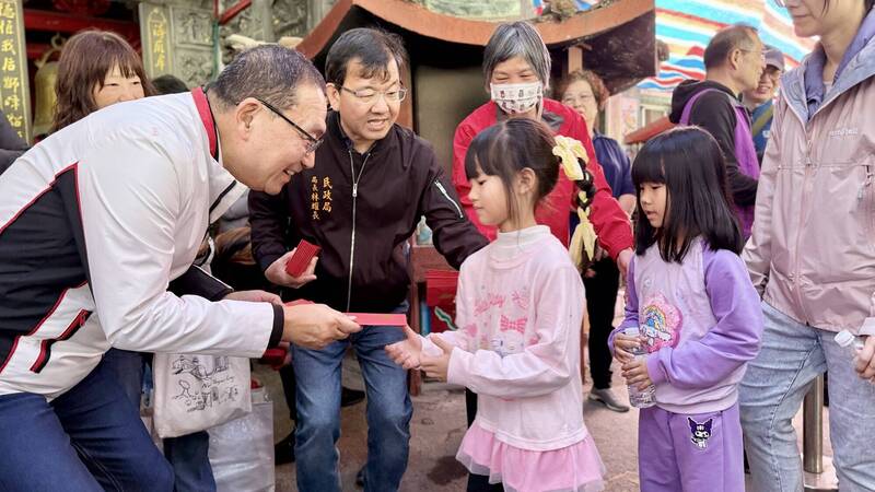 初五開工迎財神 侯友宜與副市長兵分3路參香祝賀「馬祥厚運」