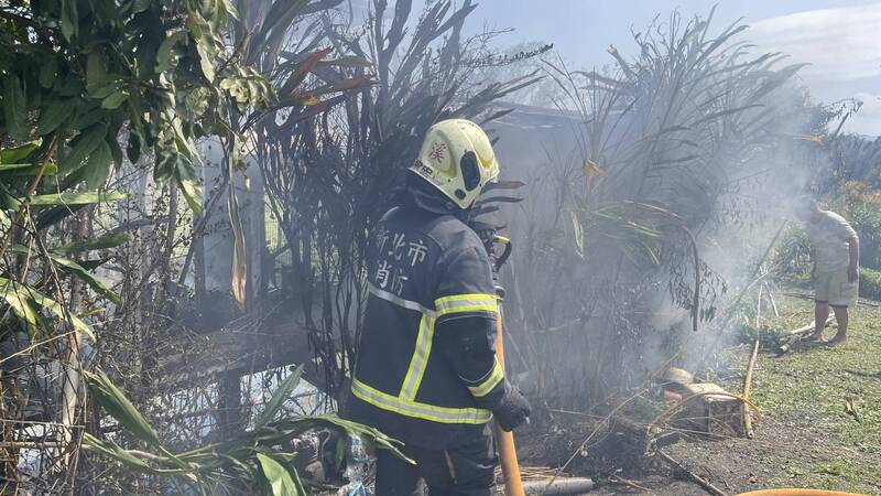 飼主及時打開鴿舍大門，讓鴿子逃離火場，免除變成烤乳鴿的命運。（記者吳昇儒翻攝）