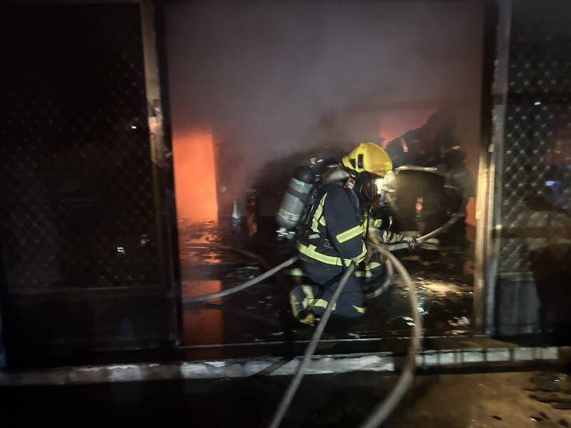 屏縣潮州鎮一處農舍發生火警，消防局據報派員前往搶救。（屏東縣消防局提供）