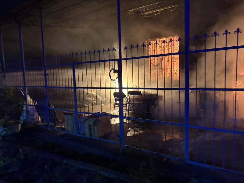 屏縣潮州鎮一處農舍火警，現場濃煙密佈。（屏東縣消防局提供）