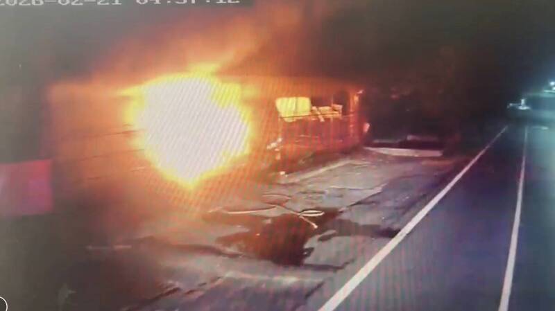 消防人員抵達現場時，農舍已全面燃燒。（屏東縣消防局提供）