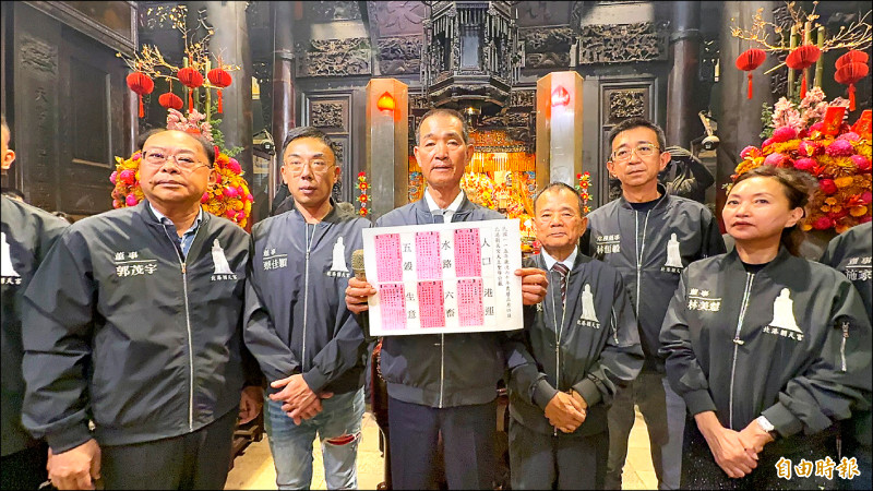 國內各廟宇紛紛抽出國運籤，雲林北港朝天宮抽出今年人口、水路、五穀、港運、六畜、生意等6支公籤。（記者黃淑莉攝）
