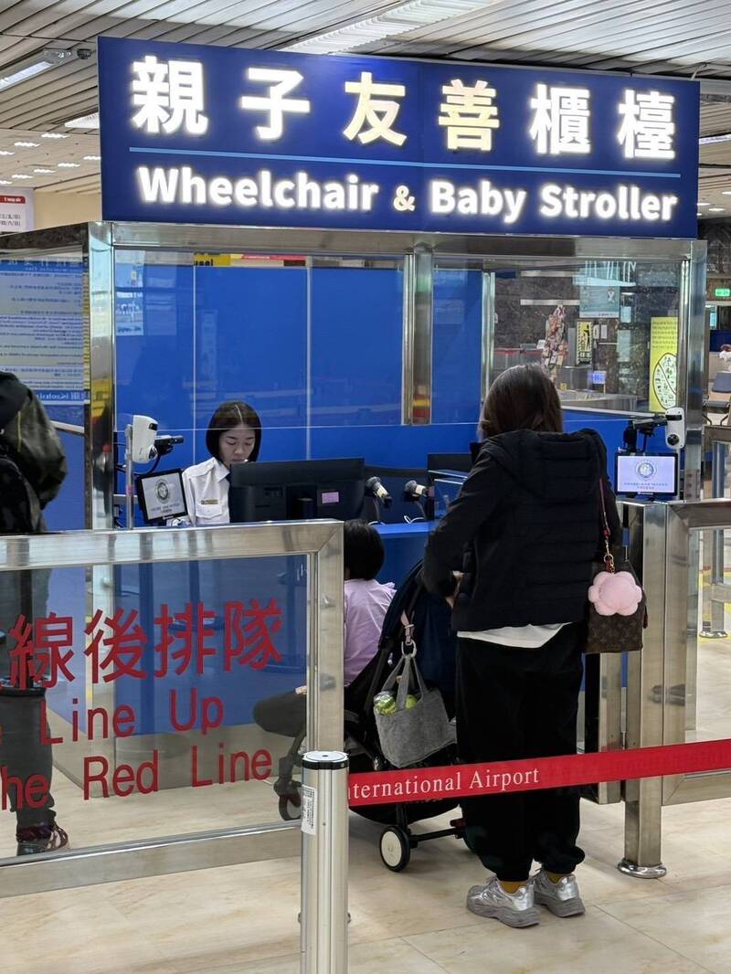 移民署高雄機場「親子友善櫃檯」啟用 提升春節返鄉通關效率