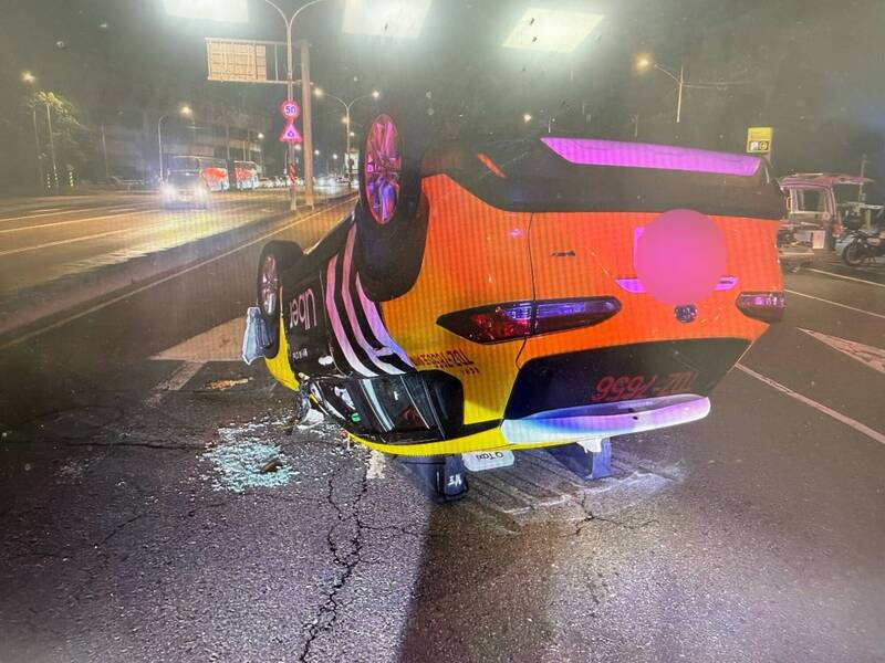 桃園龜山計程車翻覆意外 疑疲勞駕駛釀禍