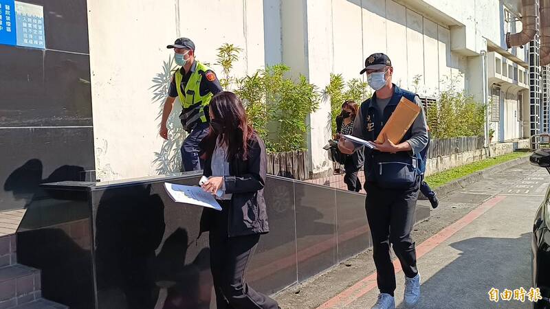 吳男搭乘營小客車途經國1五楊高架桃園段，突然暴怒、大吼要求下車，隨即翻越圍籬墜落送醫不治，檢警22日相驗釐清原因。（記者鄭淑婷攝）