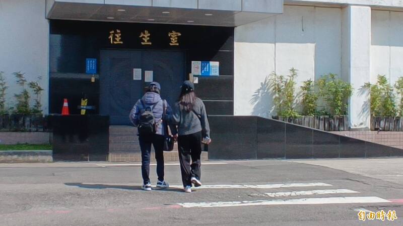 吳男搭乘營小客車途經國1五楊高架桃園段，突然暴怒、大吼要求下車，隨即翻越圍籬墜落送醫不治，家屬不願多說。（記者鄭淑婷攝）