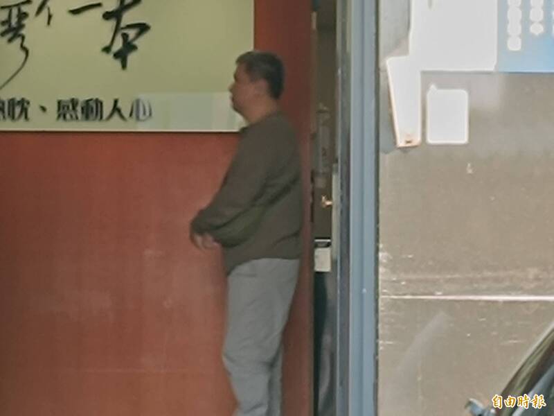 檢警22日相驗吳男遺體釐清原因，營業用休旅車駕駛曾男也到場。（記者鄭淑婷攝）