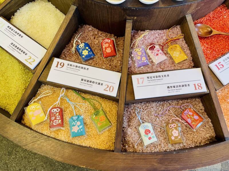 台南三老爺宮百變12花神 化身污水孔蓋、生日鹽御守