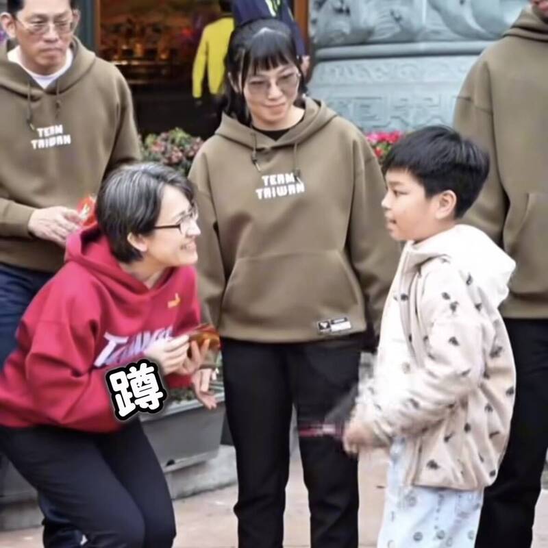 怕發福?蕭美琴發福袋順便「練深蹲」 網讚:誠懇就在細節裡