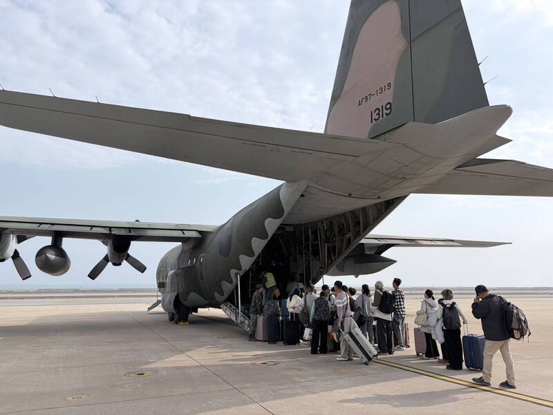 趕開工「生出」1萬個座位!金門機場4加班機、3軍機加入疏運