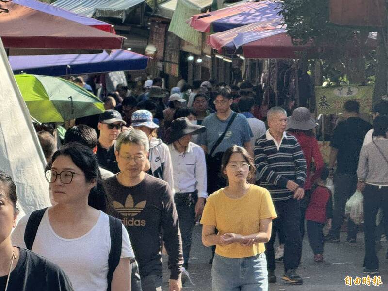 春節收假日》台中大坑最親民步道塞爆 集體甩肉收心畫面超狂