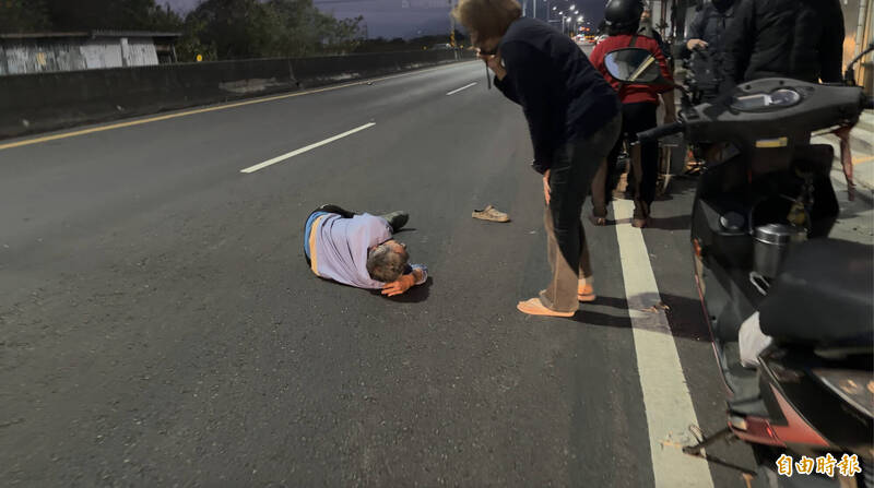 老翁倒地，警方追查肇事車輛。（記者劉人瑋攝）