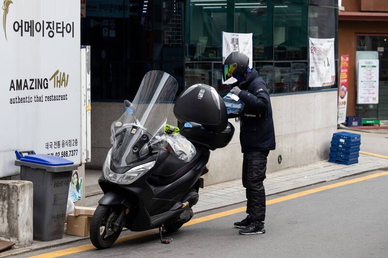 離譜!南韓外送員送餐順便偷包裹 法院判刑4年