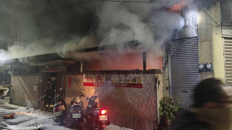 疑充電動機車釀災 基隆里長辦公室凌晨起火燃燒