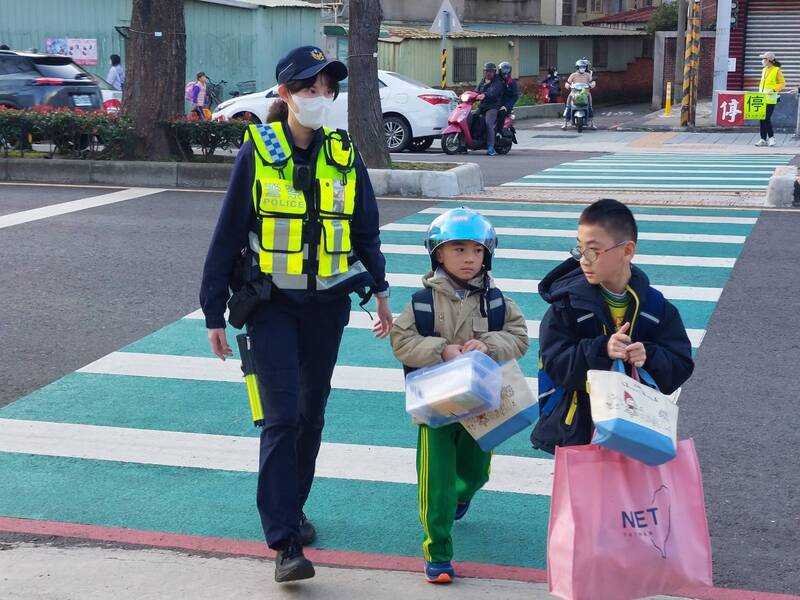 桃警開學日啟動護童專案 分局長戴大頭娃娃、發送新年禮物