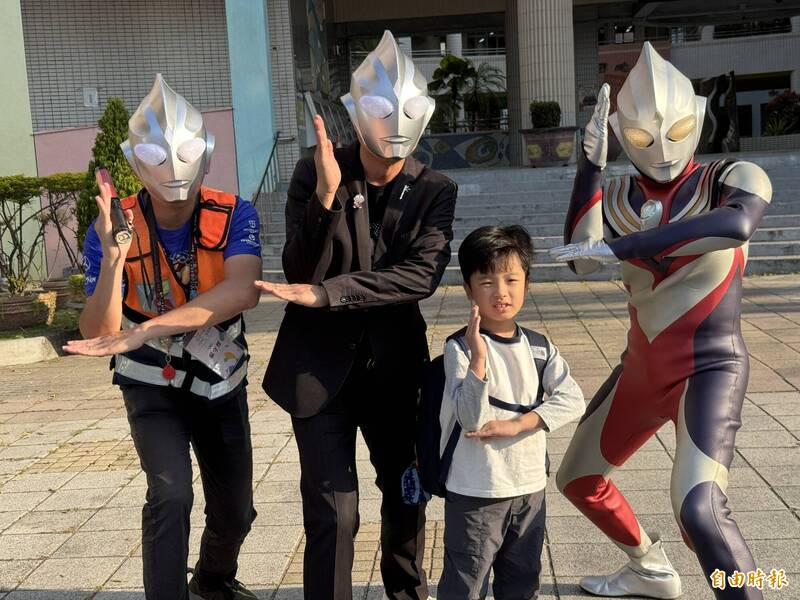 開學日!「超人力霸王」降臨高雄新上國小 驚喜迎接學童返校