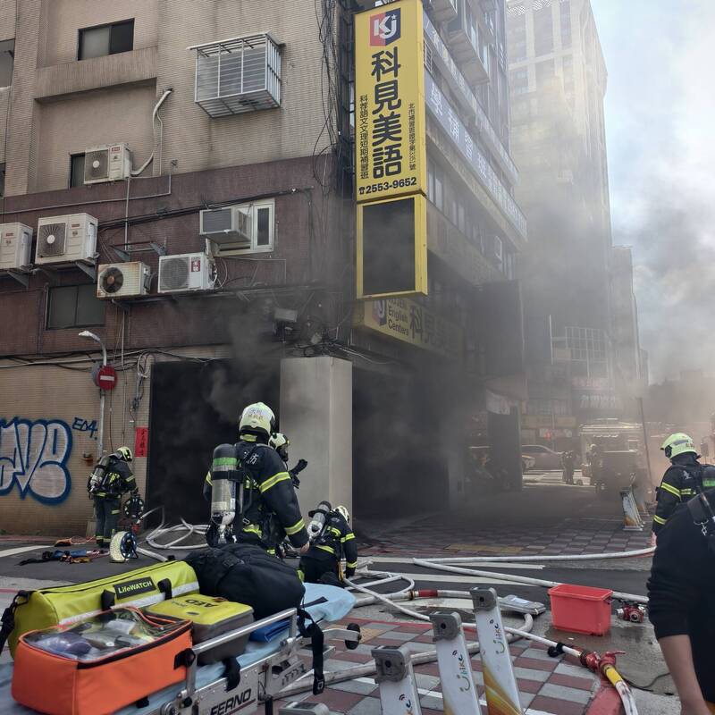 開工首日北市承德路火警 附近住戶吸入濃煙不適