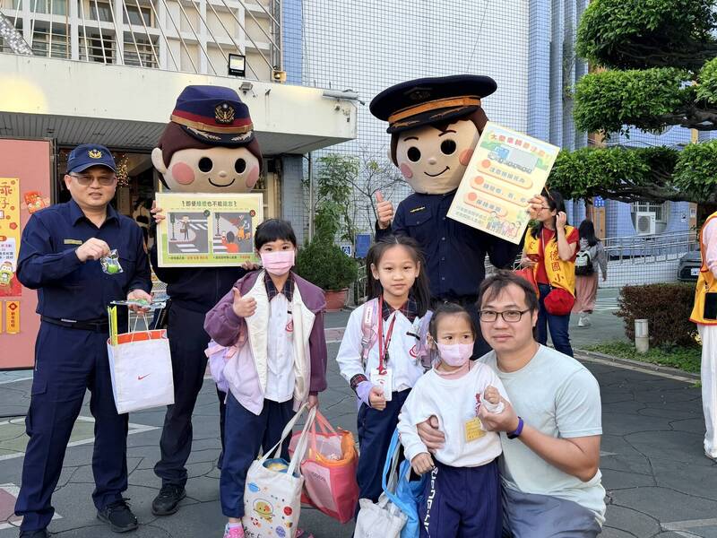 開學首日學童返回校園上課 北市警派出「大頭娃娃」護童吸睛