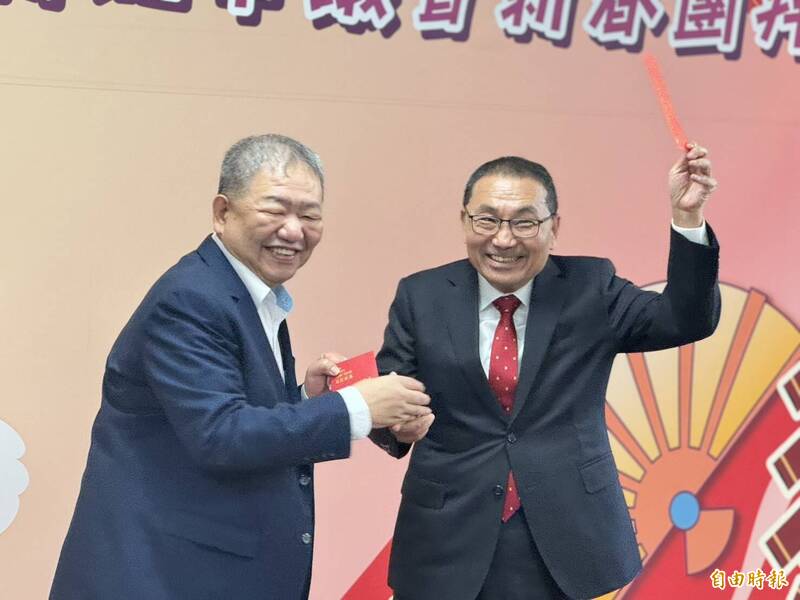 新北議會新春團拜 侯友宜獲開工紅包笑稱一到議會「馬上有錢」