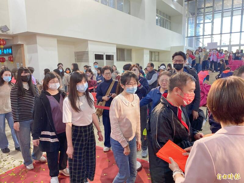 彰化縣長王惠美最後一次新春團拜發紅包 人龍1樓排到4樓