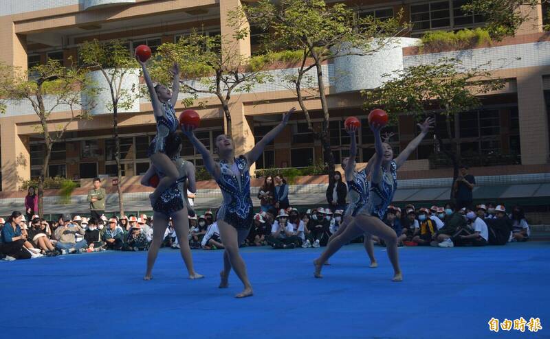不一樣開學日!台中這國小邀韻律體操進校園 學生驚嘆:好厲害