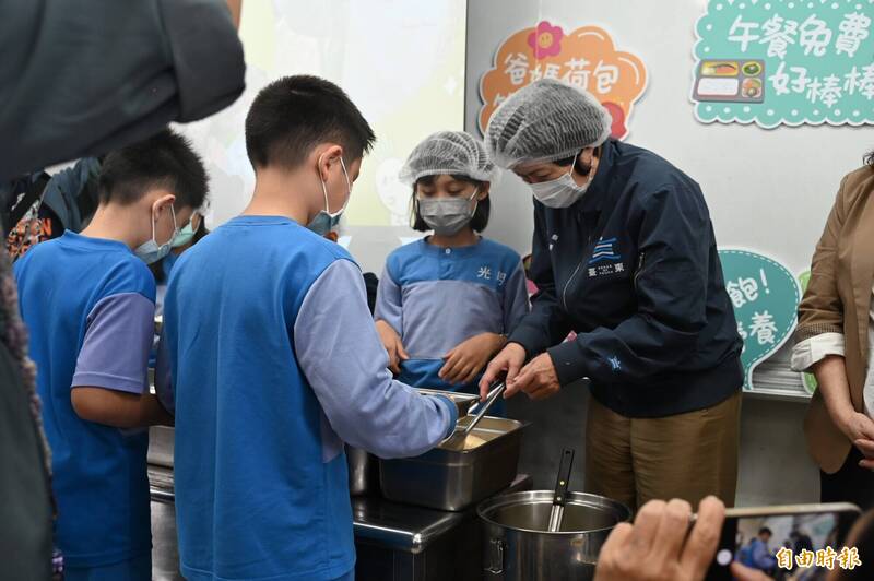 台東公立國中小今起免費供營養午餐 學生樂見爸媽不必繳錢