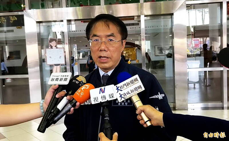 謝龍介提政見「0到15歲每月發5千元」 黃偉哲酸爆