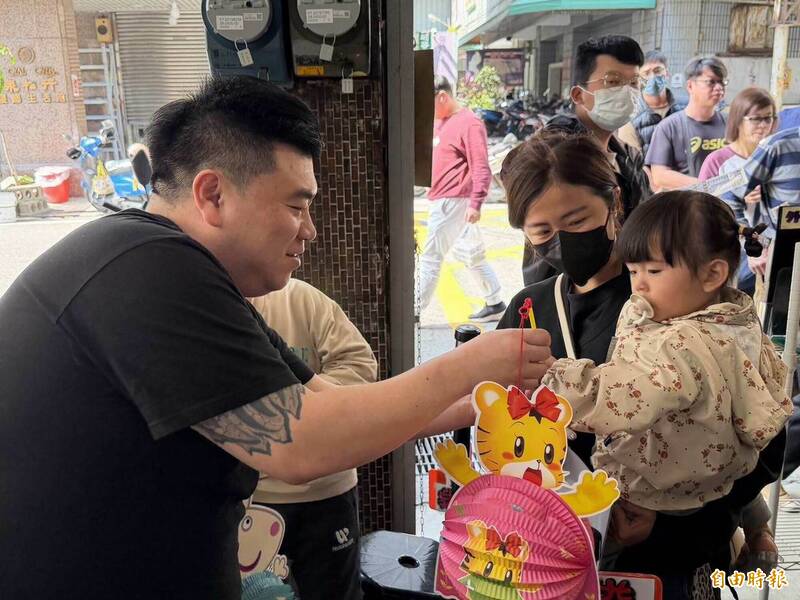 元宵將近 爌肉飯名店買200盞彰化家扶燈籠送小朋友