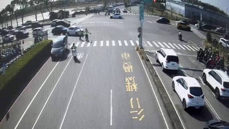 女子昏迷陷寶可夢車陣 員警開道助送醫