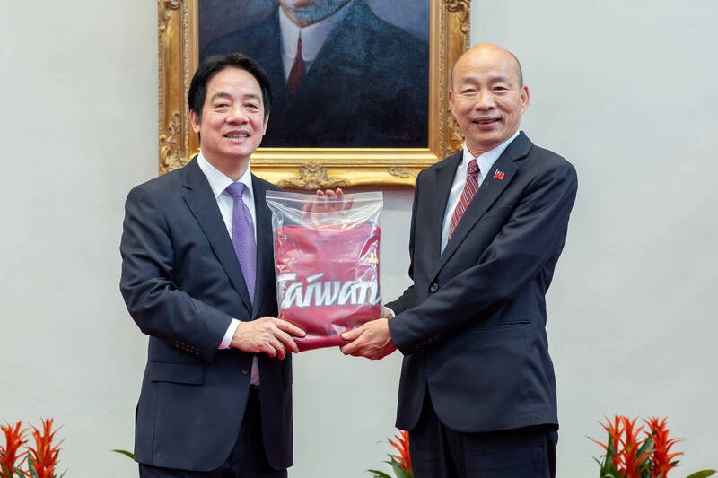 賴總統親贈台灣隊帽T 韓國瑜燦笑收禮