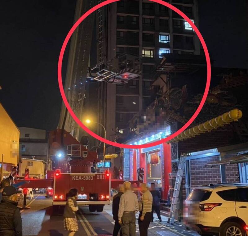 宜蘭市男子感情問題酒後爬上宮廟頂樓叫囂 警消出動雲梯車救援