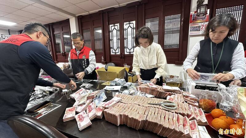 春節後上班首日 台南善化慶安宮點香油錢出動警方護鈔