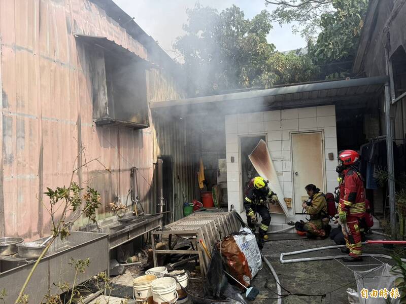 屏東市食品工廠火警 5人燒嗆傷送醫