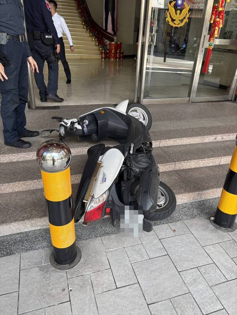 想幹嘛?男子騎機車逆向衝上基市警察局大門階梯 要逃被壓制