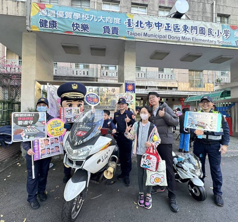 開學日提升「見警率」 北市少年隊宣誓守護校園安全決心