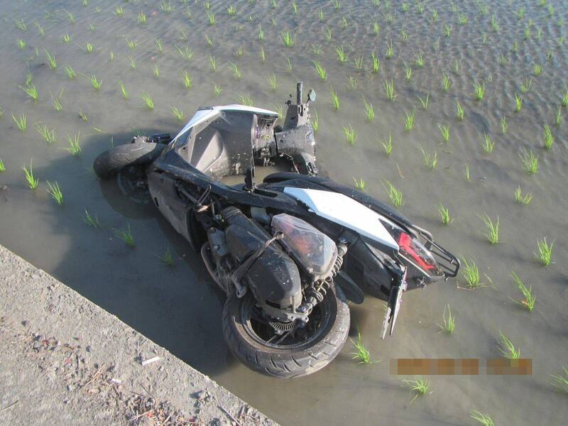 機車騎士遭汽車撞飛摔進田裡 肇事男竟棄車逃逸