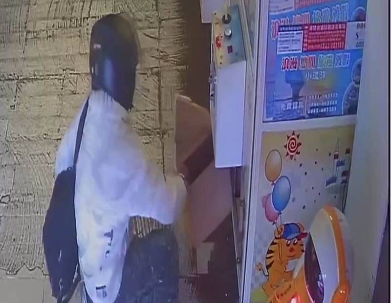 春節生意太好被盯上 夾娃娃機台被賊盜走上萬元