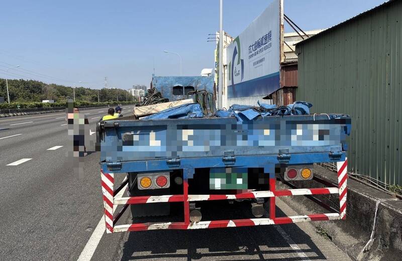 國1楠梓段大貨車鐵片掉落 轎車閃避不及撞擊幸無人傷