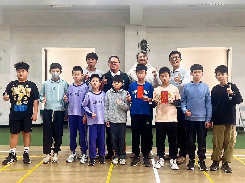 澎湖中興國小籃球隊全國賽奪第五 馬公市長開學日到校表揚肯定