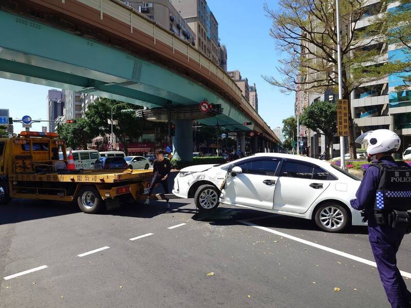 多元計程車超車突往右切 遭2車夾擊、2駕駛受傷