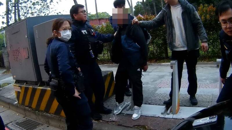 毒駕沒關窗「喪屍煙彈」露餡 桃警果斷破窗逮人