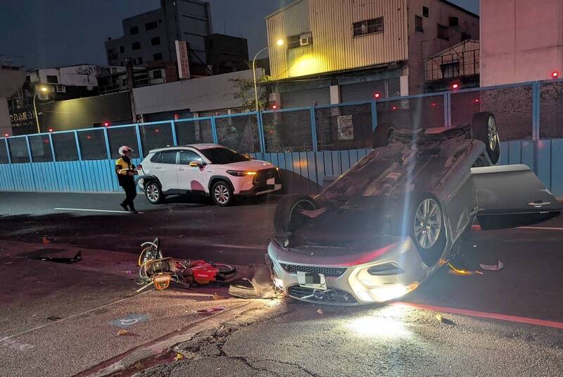 誇張畫面曝光!毒駕男自撞 轎車四輪朝天